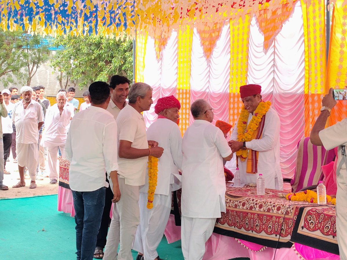 #Sumerpu लंबे संघर्ष के बाद मिली स्वीकृति, ग्रामीणों ने किया कैबिनेट मंत्री जोराराम कुमावत का स्वागत, आजादी के बाद पहली बार सड़क निर्माण की स्वीकृति ,2002 से चल रहा था संघर्ष,नोवी से महादेव तक अब बनेगी सड़क <a href="/JoraramKumawat/">Joraram Kumawat</a> <a href="/RajGovOfficial/">Government of Rajasthan</a> <a href="/RajCMO/">CMO Rajasthan</a>