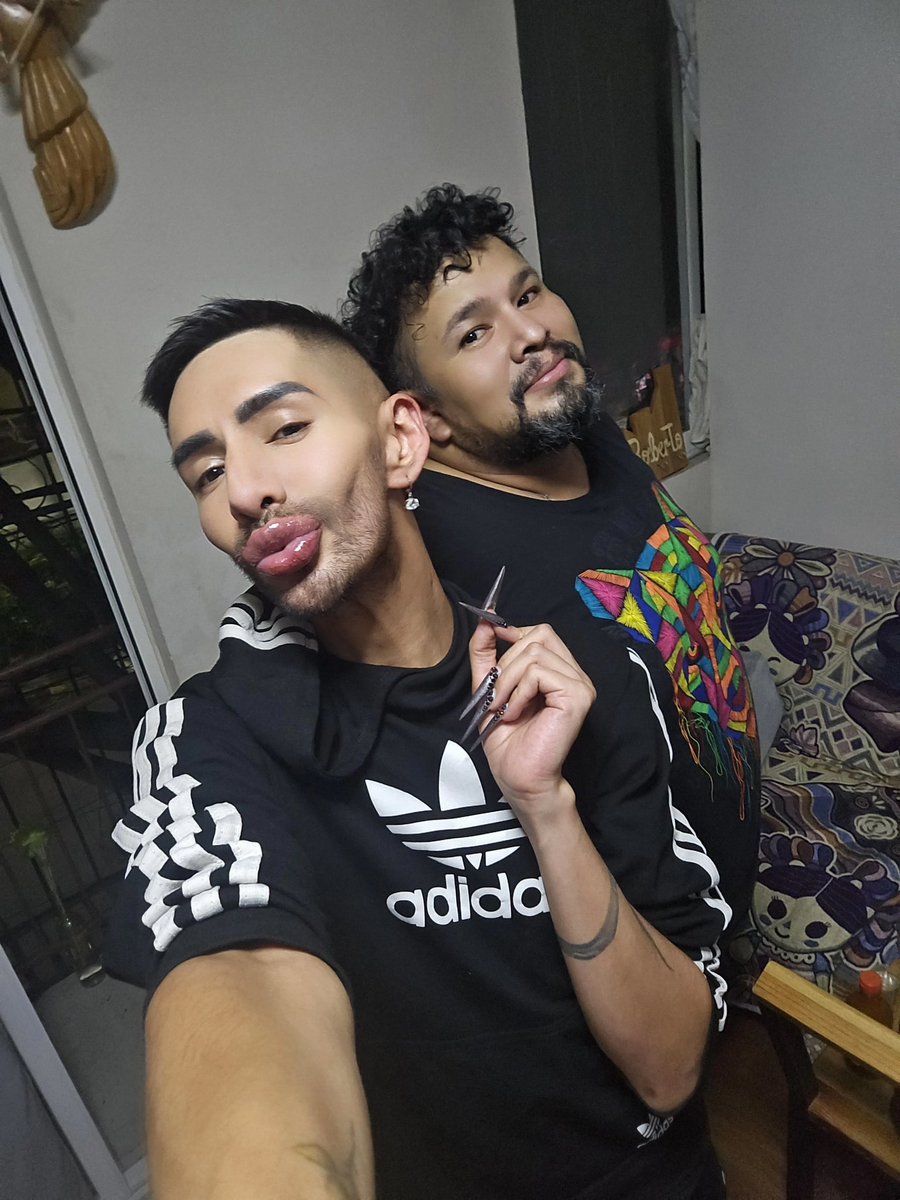 DramaQueenRemix's tweet photo. El gusto enorme de tenerte en mi vida amiga #SeñoraGabriela, te quiero muchísimo mana! 🖤 No se en que momento paso de ser una #CopaLigera a estar bien pedas! HAHAHAHAHAHAHA 😂 #TíaRoberta un gusto aunque sea haberla visto 10 minutos despierta! HAHAHAHAHAHAHA 😂 Hermoso Sábado! https://t.co/eAvXDySom8