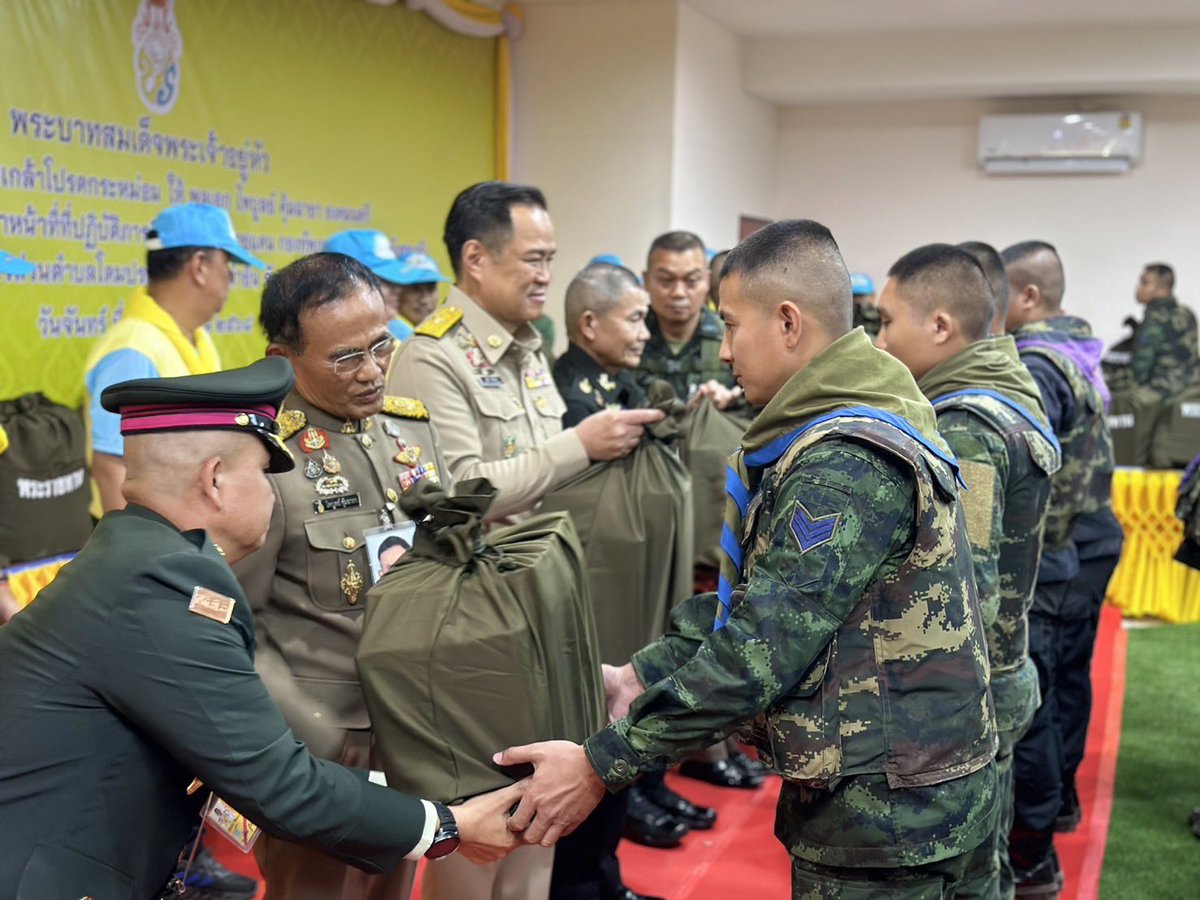 น้ำทิพย์ ชโลมใจทหาร!!

“ในหลวง” พระราชทานสิ่งของ
เพื่อเป็นกำลังใจให้ทหาร
กองกำลังสุรนารี กองทัพภาค2 
ที่ปฎิบัติหน้าที่ชายแดน และ
“องคมนตรีไพบูลย์”  น้อมนำพระราชกระแสห่วงใยและกำลังใจมายังประชาชนหมู่บ้านชายแดน 
และฝ่ายปกครอง และฝ่ายทหารในการปฎิบัติหน้าที่
facebook.com/share/p/18iRdT…