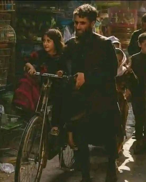 باپ جیسا کوئی مرد نہیں ہوتا 
نہ محبت میں نہ ظرف میں ♥