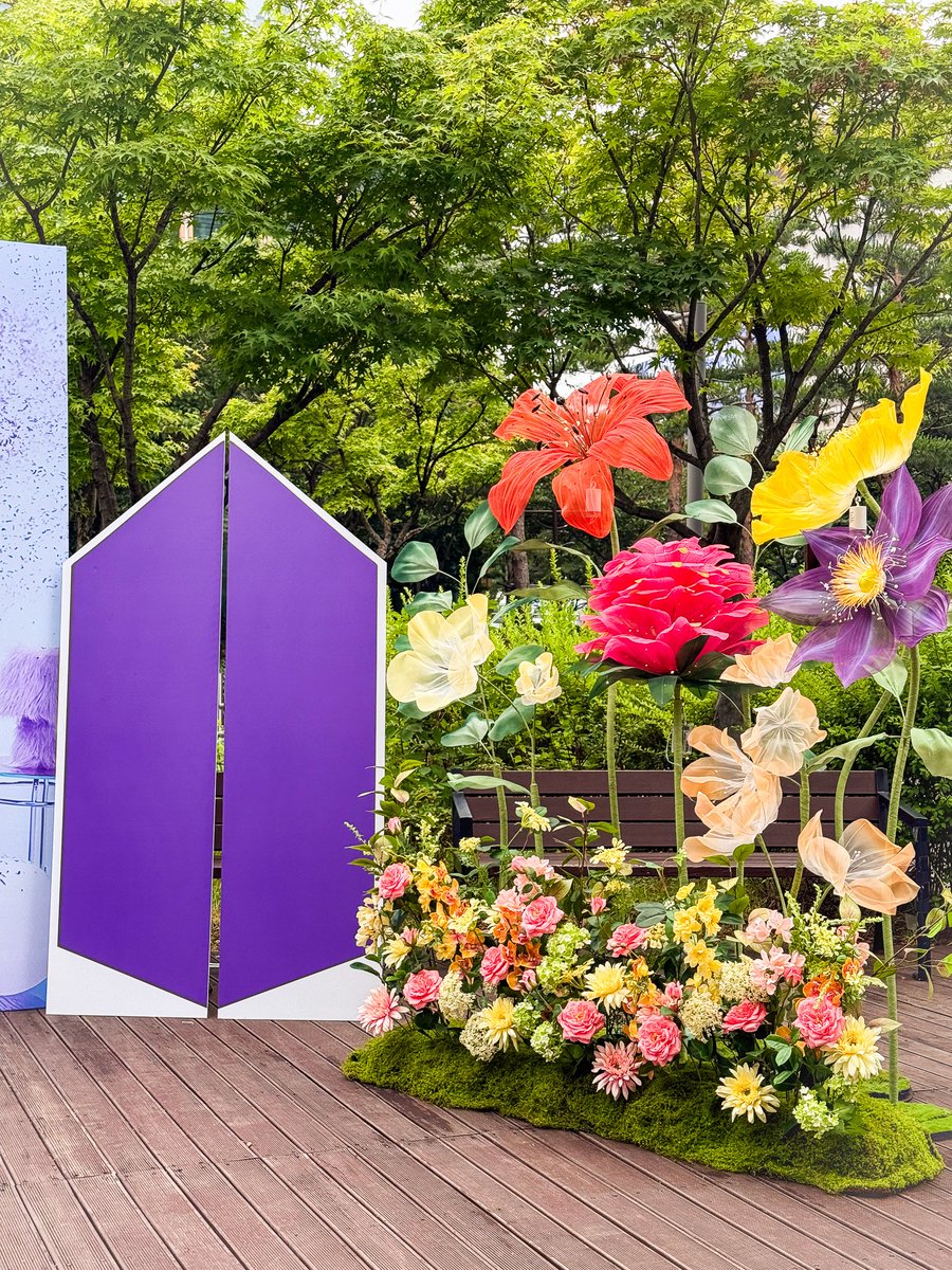 btslinkita's tweet photo. ARMY!!!

We’re excited to present the first part of our project with @armybaguettepro!
You can check it out In South Korea at Hangang-daero Street Park, right next to HYBE, from June 16 to 19.

🌸 Each member of BTS is symbolized by a flower in our installation:
Clematis (RM), Rumex (Jin), Larch (SUGA), Buttercup (j-hope), Spirea (Jimin), Carolina Allspice (V), and Tiger Flower (Jungkook).

📸 Don’t hesitate to take your best photo and share it with us using our hashtags — we can’t wait to see your shots! 🥹

#armybaguetteproject
#SpringDayProject_by_FR
#BTS_is_7
#SpringDayProject