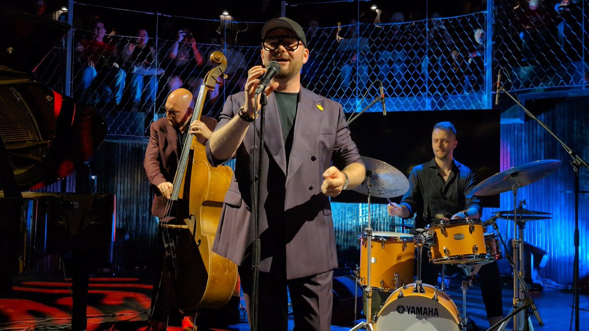 taksak2001's tweet image. 金曜から評判だったチェコ館の
JAZZLIVE!
日焼けで火照ったからだをクールダウンどころか熱を追い足した演奏‼️
そして歌声🎤
sexyvoiceだけがcool‼️

#EXPO2025
#大阪・関西万博
 #jansmigmator