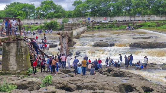 #HTDailyCapsule | Pune Bridge Collapse: 4 Dead, 32 Injured as Old Structure Falls into Indrayani River 

hindustantimes.com/ht-newsletter/…

Subscribe to HT Daily Capsule on hindustantimes.com/subscribe-news…