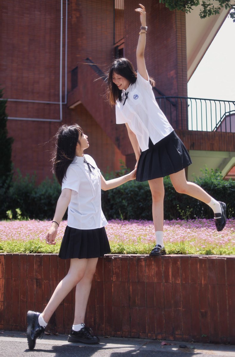 🎓 Graduation season is here! #ClassOf2025
Which corner of campus holds your best memories? Find it. Freeze it in a photo. And don’t forget to bring your besties along.

📷 Ba Ruohan

#GraduationSeason #ClassOf2025 #SJTUGraduation #CampusMemories #GraduationPhotos
#SJTUCampus