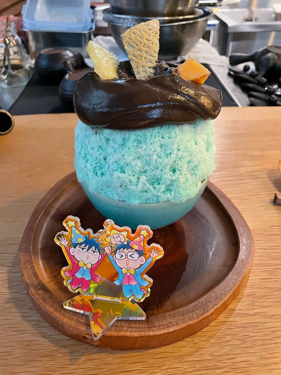 仕事帰りかき氷活動　
　
チョコミントにメロンの組み合わせって珍しい。
メロンは好みで言ったらそれほど民なのだが、チョコミン党員だし、提供期間がめっちゃ短いとの事なので食べねば！
マスクメロンと赤果肉メロンの2種が楽しめるのと、ショコラエスプーマが甘くなくてすごく好み♡
おいしかった〜