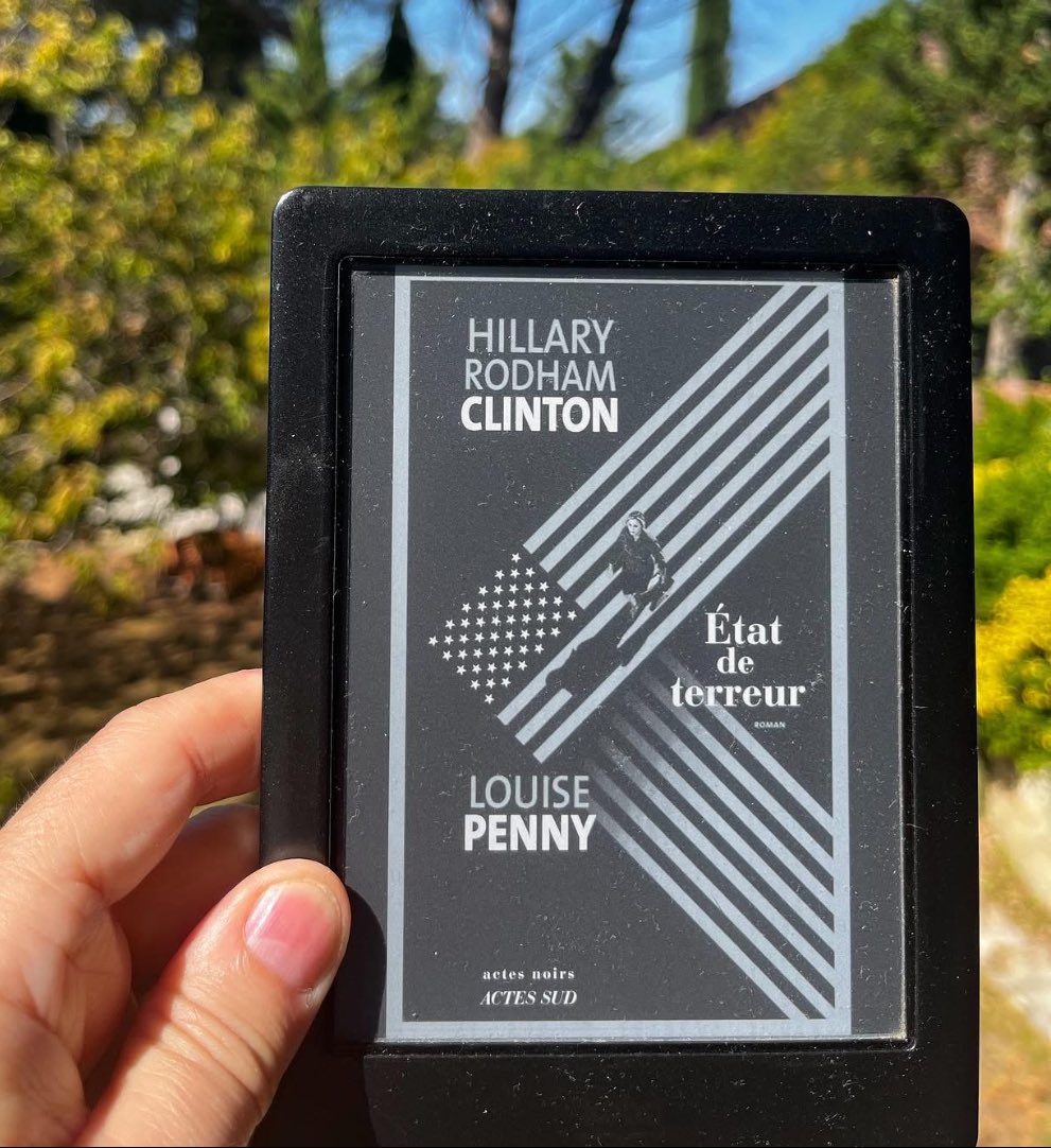 Une série d’attentats se déroule en Europe laissant présager des menaces sur le sol américain. 
L’ennemi se trouve-t-il à l’étranger ou à l’intérieur des États Unis? À lire pour plonger dans l’intimité du fonctionnement de l’administration, du Département d’Etat, du Renseignement