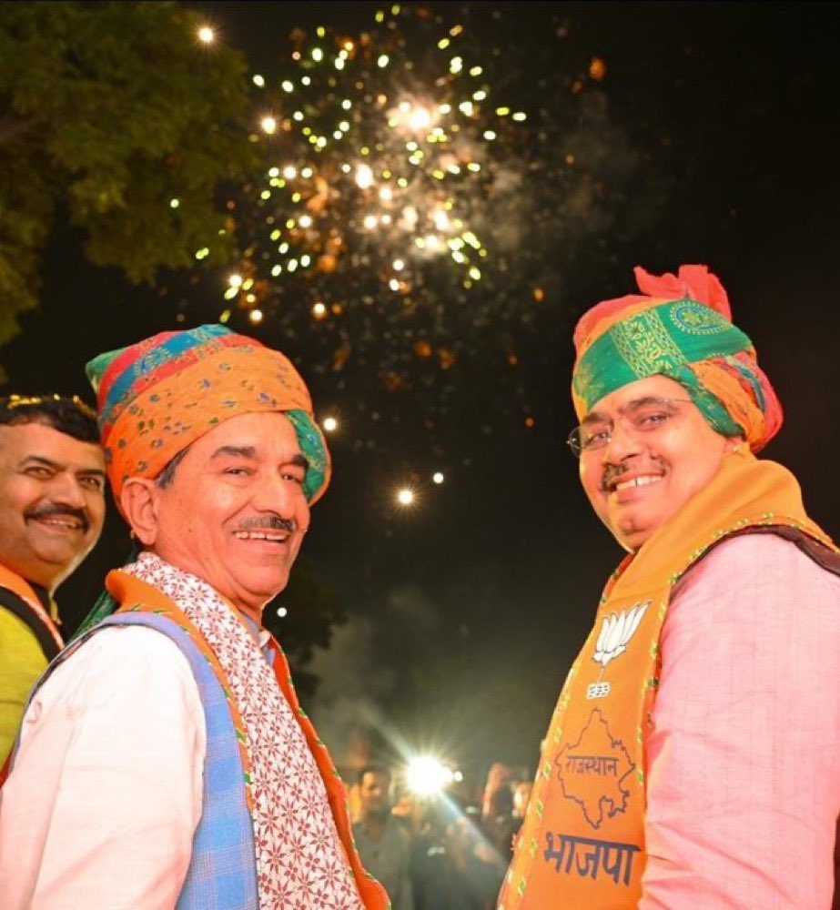 Rajsthanikaka's tweet photo. भजनलाल जी और मदनलाल जी की जोड़ी 
राजस्थान में ये चर्चा थी की भाजपा में सत्ता-संगठन में बेहतरीन तालमेल है , लेकिन RAS मुख्य परीक्षा की तिथि को आगे बढ़ाने के लिए आंदोलन कर रहे विद्यार्थियों के बीच मदनलाल जी ने जो कहाँ उससे लग रहाँ था शत प्रतिशत ये परीक्षा आगे खिसकेगी 
लेकिन उस वादे की हवा निकल गयी 
अब भविष्य में ये बड़ा सवाल है की युवा किस नेता पर भरोसा करे की भजनलाल जी तव्वजो दे 🙏