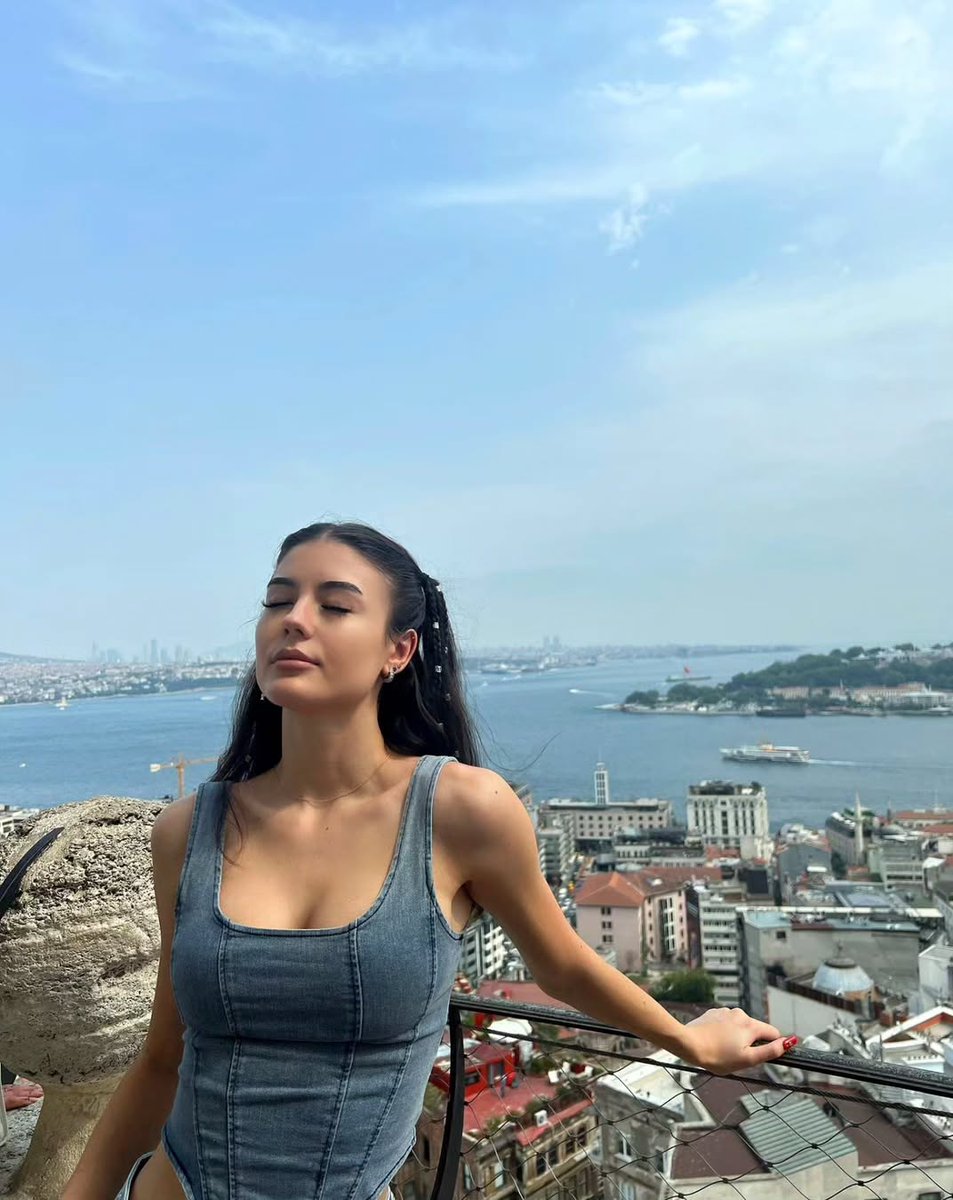 İstanbul'u dinliyorum, gözlerim kapalı;
Serin serin Kapalıçarşı
Cıvıl cıvıl Mahmutpaşa
Güvercin dolu avlular
Çekiç sesleri geliyor doklardan
Güzelim bahar rüzgarında ter kokuları;
İstanbul'u dinliyorum, gözlerim kapalı.
#İstanbul
#Günaydın
#OrhanVeli