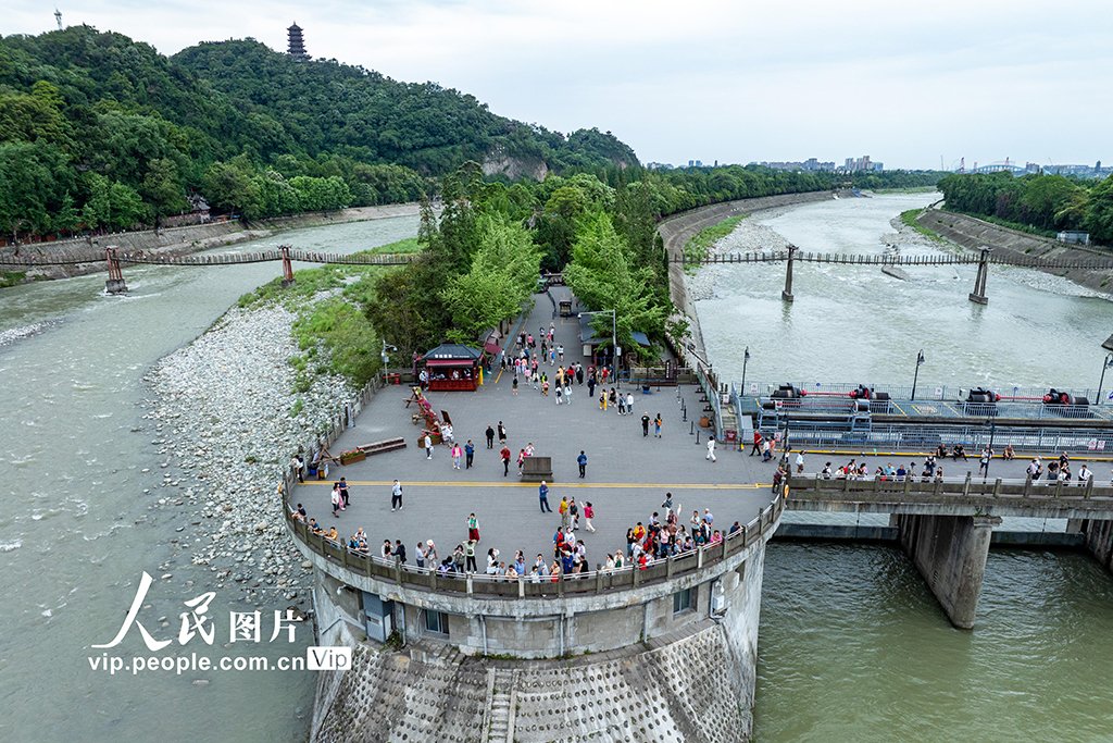 Dujiangyan scenic area in Chengdu, southwest China's Sichuan Province, draws tourists to admire its over 2,200-year-old irrigation system—an ancient marvel that prevents floods and nourishes the land to this day. Together with nearby Mount Qingcheng, it has been recognized as a