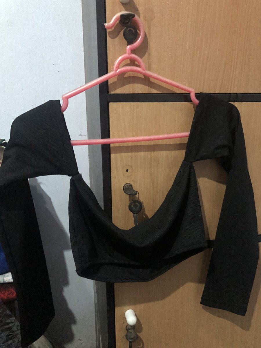 yuskybin_'s tweet photo. all brand she*n
1. crop abu size s (65k)
2. crop coklat size m (65k)
3. sabrina knit hitam (35k) 
4. one shoulder putih (35k) https://t.co/aVcEYHhqLT