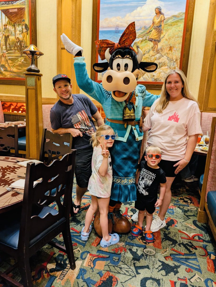 We traded Florida livin for California livin for a week! Disneyland, Knotts Berry, Santa Monica pier. ❤️