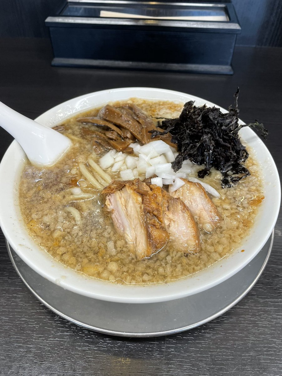 中華そば🍜
太麺に背脂たっぷりの燕三条系らーめん😋
チャーシューもトロトロ、メンマ、タマネギもいい👍
#燕三条らーめん潤