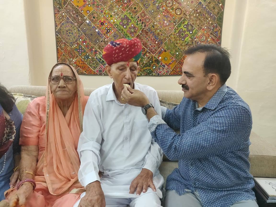 "पिता धर्मः पिता स्वर्गः पिता हि परमं तपः। पितरि प्रीतिमापन्ने सर्वाः प्रीयन्ति देवताः।"
पांचवीं पुण्यतिथी पर पिता जी स्वर्गीय श्री रामसिंह बिश्नोई से.नि.कमांडेंट सीमा सुरक्षा बल को सादर नमन। 🙏😌