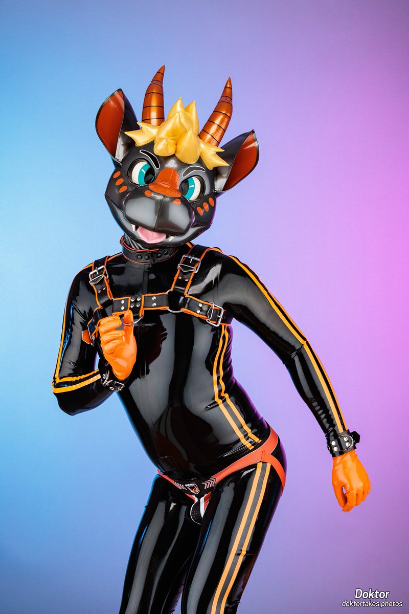 #internationaldayoflatex??!

Can’t live my dreams and be rubber inside &amp; out, but I’ll at least dress for the part. ✨ 🐉 

(Hood by <a href="/karinKariwanz/">Karin / Kariwanz カリン / カリわんズ</a>, 📸: <a href="/ShinyBlueDog/">Doktor</a>)