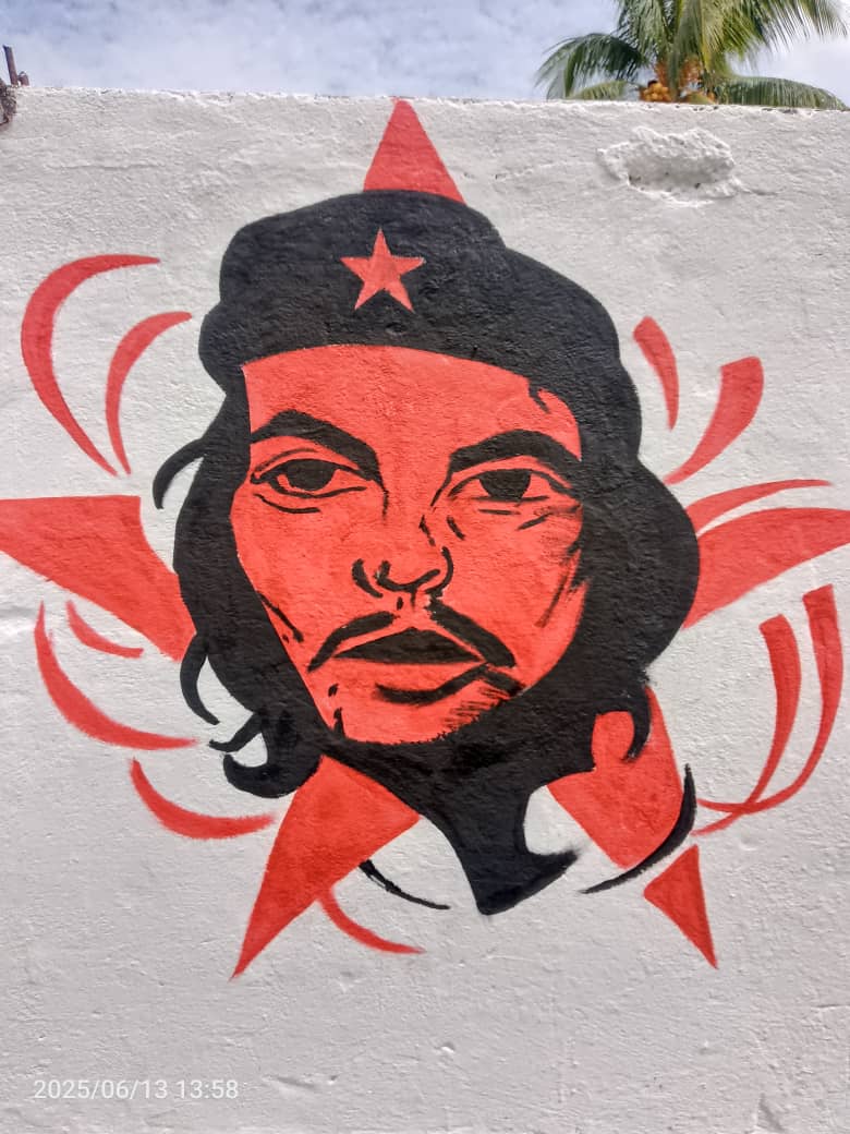 La Militancia del MRT Pedraza-Barinas junto al responsable de formación del <a href="/BloqueLlanero/">BloqueLlaneroMrt</a>,<a href="/FrankMRT3/">FrankMRTBarinas</a>  realizan pinta de mural, dedicado al che, donde se refleja un símbolo de esperanza y resistencia para las futuras generaciones.
#TupamaroEjemploDeLucha