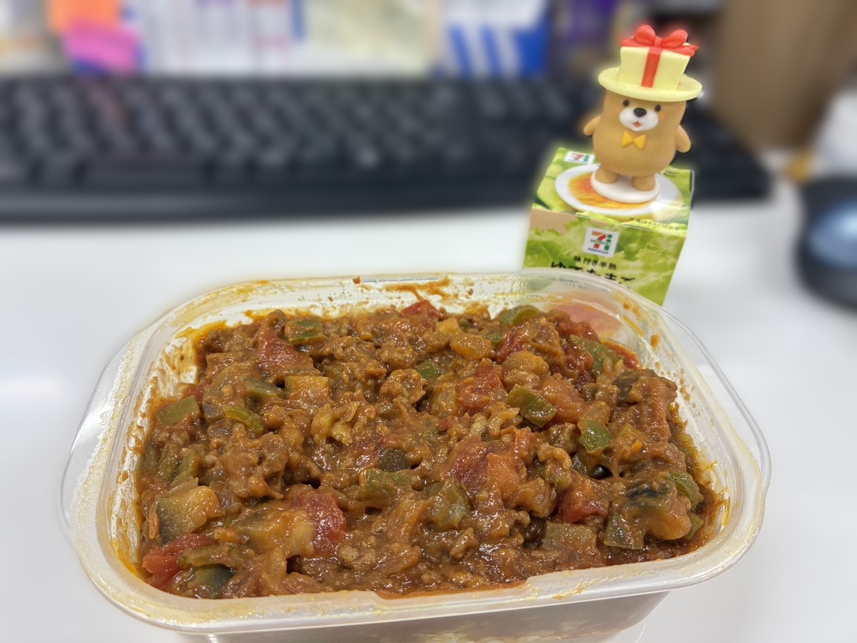 ʕ´•ᴥ•`ʔ＜きょうのおひる！
バレンタインデーにダルちゃんからもらったチョコ…じゃなくて、カレールーを使えていなかったから、夏野菜ひき肉カレーをつくったよ🍛
トッピングに、コンビニでゆでたまごかっちゃった🤤
おいしかった、ダルちゃんありがと～🥳

#今日のノベプレ #ノベルン