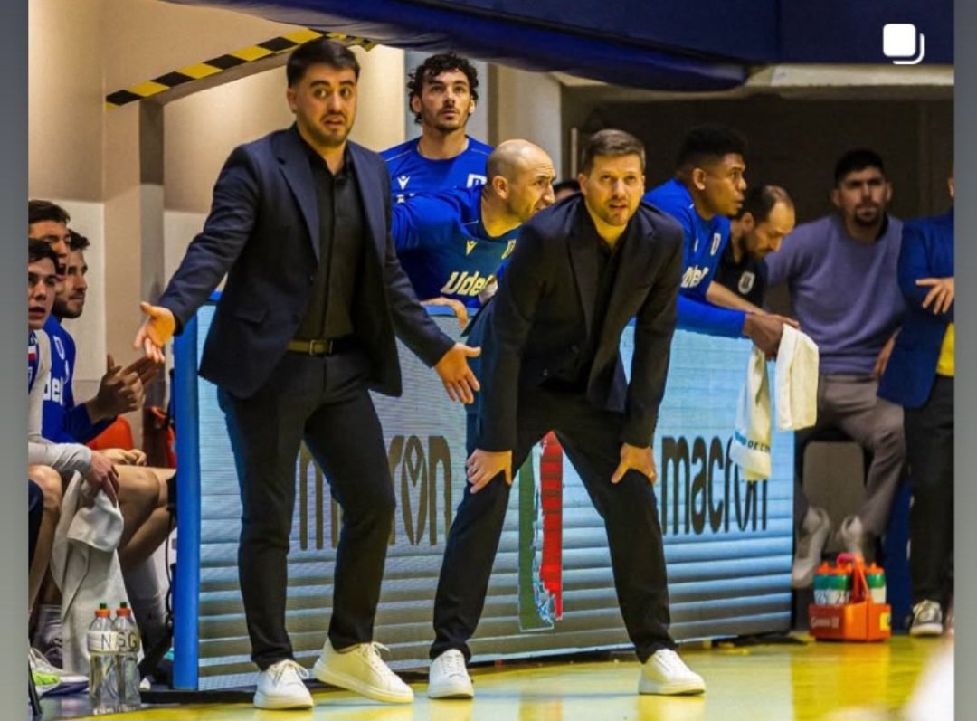 Alejandro Alvarez (@aa02galle) on Twitter photo Otro enorme logro inédito para el BB🇺🇾. Staff c Entrenadores jóvenes de proyección, son Campeones de liga del Basket🇨🇱 con <a href="/BasketUdeC/">Basket UdeC</a>.
Felicitaciones Santiago Gómez y <a href="/NicolasAltalef/">Nicolas Altalef</a> x representarnos. Mucho orgullo x Uds👏👏👏 Otro enorme logro inédito para el BB🇺🇾. Staff c Entrenadores jóvenes de proyección, son Campeones de liga del Basket🇨🇱 con <a href="/BasketUdeC/">Basket UdeC</a>.
Felicitaciones Santiago Gómez y <a href="/NicolasAltalef/">Nicolas Altalef</a> x representarnos. Mucho orgullo x Uds👏👏👏