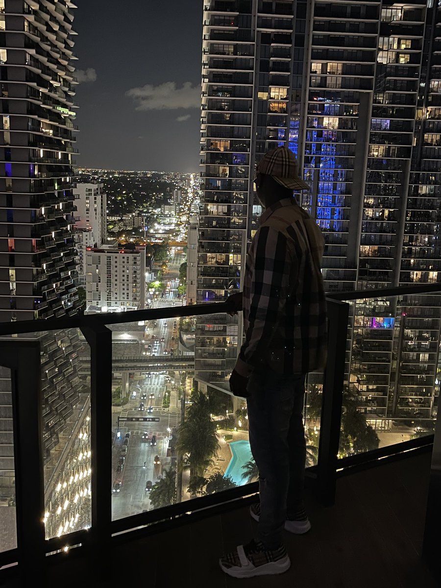 NoRookieDrop's tweet photo. Miami nights at East https://t.co/YaWD4pI654