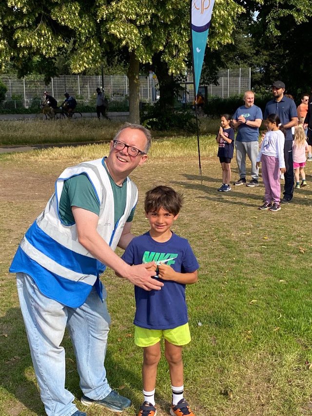 On this #medalmonday congratulations go to Hector for completing 11 junior parkruns. Our RD Mark was delighted to present him with a blue wristband. We also hand out wristbands for completion of 21, 50, 100 and 250 junior parkruns - let us know if you’re due one!