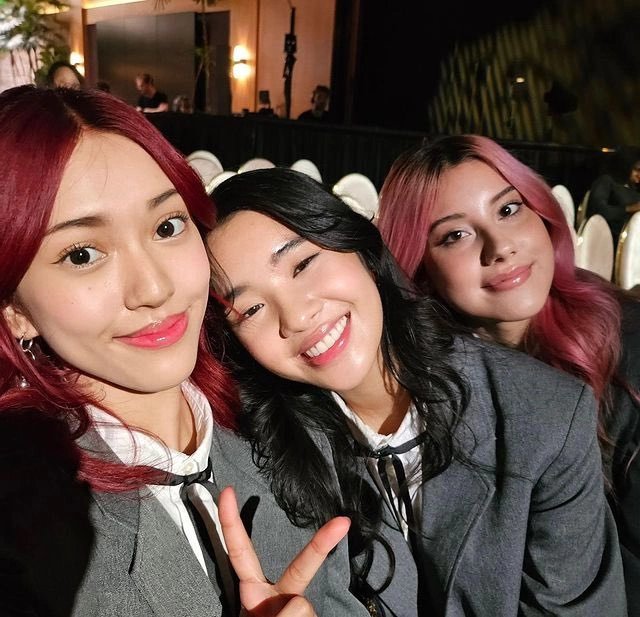 kittenvers's tweet image. reunión de 𝑓anes y todas chillando por #𝐆umm𝕚esʼの𝐒tαge a la cuenta de tres ! ^_&amp;lt; -★ aunque nos ven muy felices, casi ni parece que nos desgreñamos por sentarnos frente al televisor, pero todo sea por el #𝐂αnd𝕚es𖠇ུl𝕚vë que amamos, lov𝕚u! 

𝟷𔘓 𝚖onths ࿔ ׂ  ֶָ֪  n𝕖𝕖ko