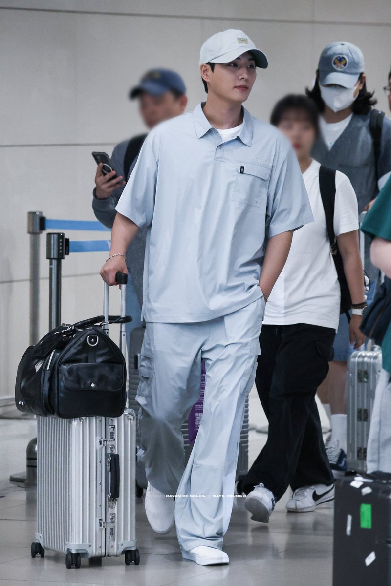 @인천송도사는 신혼3개월차
KAL 부기장일듯..
골프 좋아하고
드론자격증따는중일것같음
처갓집 잘살아서
공항올땐 제네시스타고(기장보다좋은차타면안됨)
평소집에선bmw x4나 벤츠 glc쿠페탈듯

너무웃겨서수출