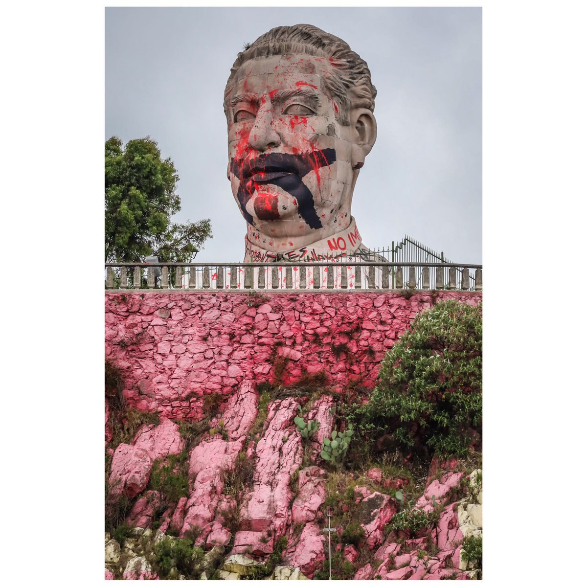 DCAMACHO105's tweet photo. Así luce el busto de Adolfo López Mateos en lo alto del cerro en cu a causa del paro de labores por parte de facultades de la UAEM https://t.co/mAcgUgk2Rs