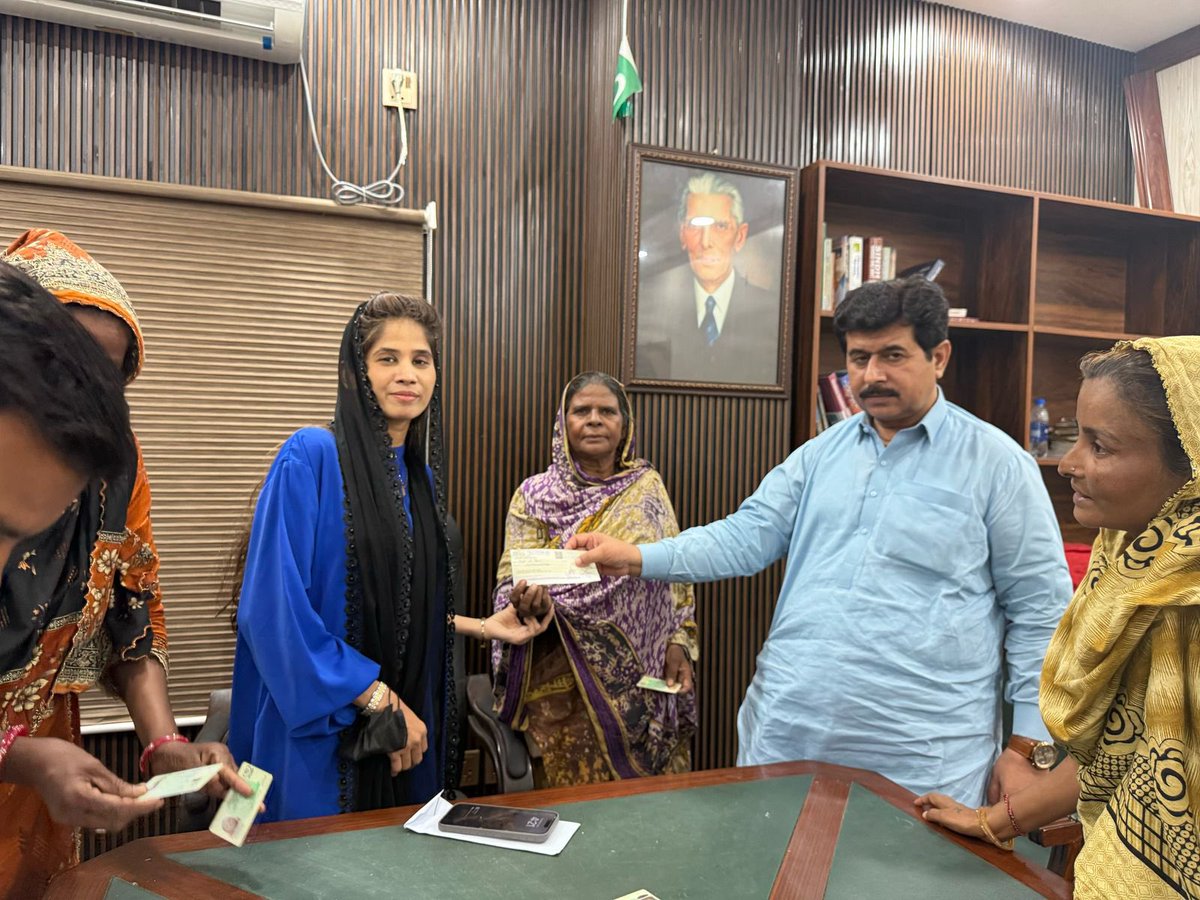 RoomaMushtaq (@roomamatto) on Twitter photo Distributed cheques of financial assistance among hindu women at Minorities Department Govt of Sindh.
<a href="/BBhuttoZardari/">BilawalBhuttoZardari</a> <a href="/AseefaBZ/">Aseefa B Zardari</a> Distributed cheques of financial assistance among hindu women at Minorities Department Govt of Sindh.
<a href="/BBhuttoZardari/">BilawalBhuttoZardari</a> <a href="/AseefaBZ/">Aseefa B Zardari</a>