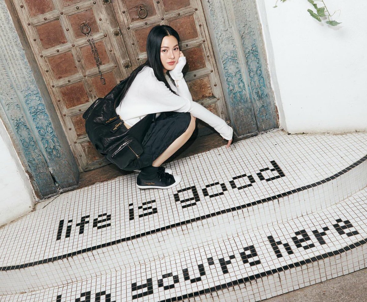 proudfah27's tweet image. พี่หลิงกับ Dior 🤍

"ลุคแบบโทนขาวดำ อาจจะดู basic ก็จริง แต่พอมีกระเป๋าสะพายข้างเข้าไป นี่เท่กรุบจนเรียกให้คนเหลียวมองความสดใสได้ทั้งวัน"

#DiorFall25 @Dior
#Linglingkwong #หลิงหลิงคอง
@linglingsirilak