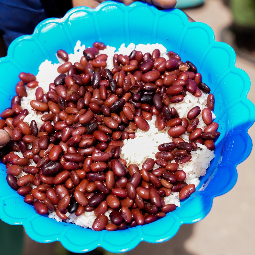 WFP_Kenya's tweet image. #DYK @WFP in #Kenya provides daily hot #schoolmeals to thousands of children from #refugee families?
Improving the children’s health and learning.
No child should face hunger in the classroom.