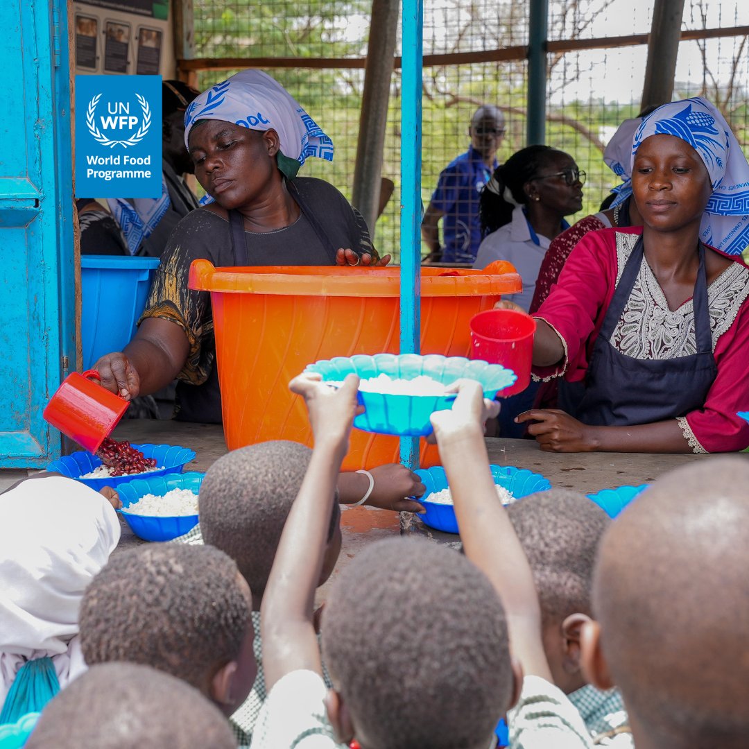 WFP_Kenya's tweet image. #DYK @WFP in #Kenya provides daily hot #schoolmeals to thousands of children from #refugee families?
Improving the children’s health and learning.
No child should face hunger in the classroom.