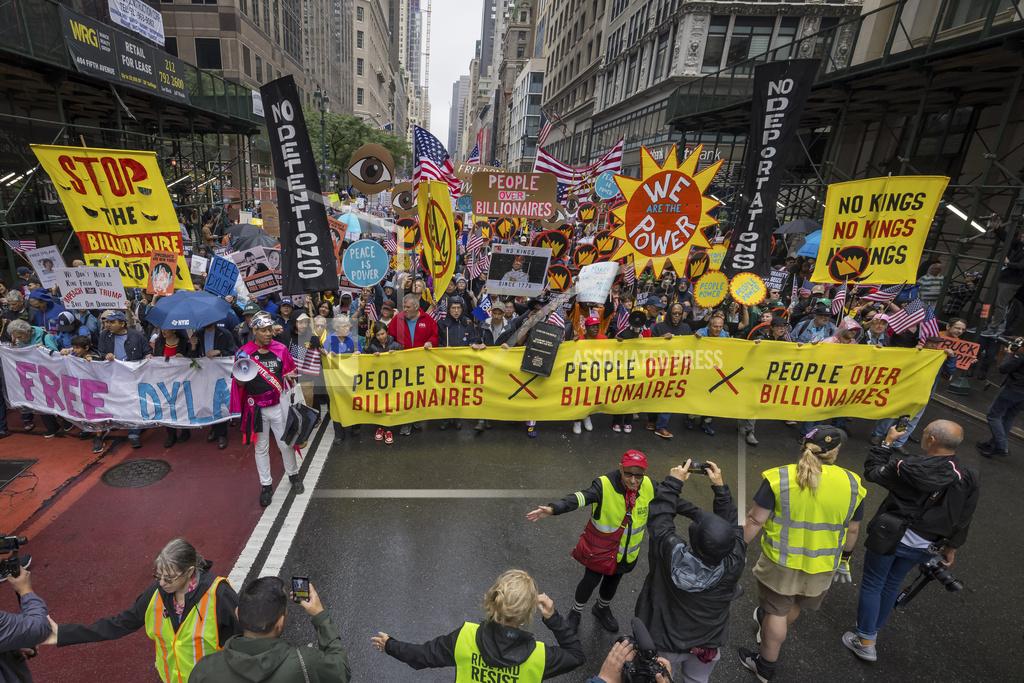 read_naveed's tweet image. Free Dylan ⨯ No Kings leading the march down Fifth Avenue in the rain!

@thenyic &amp;amp; partners demand the immediate release of our public school students, so they may return to their families &amp;amp; school communities.

nyic.org/2025/06/immigr…

#FreeDylan #NoKings #KeepFamiliesTogether