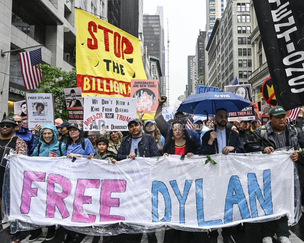 read_naveed's tweet image. Free Dylan ⨯ No Kings leading the march down Fifth Avenue in the rain!

@thenyic &amp;amp; partners demand the immediate release of our public school students, so they may return to their families &amp;amp; school communities.

nyic.org/2025/06/immigr…

#FreeDylan #NoKings #KeepFamiliesTogether