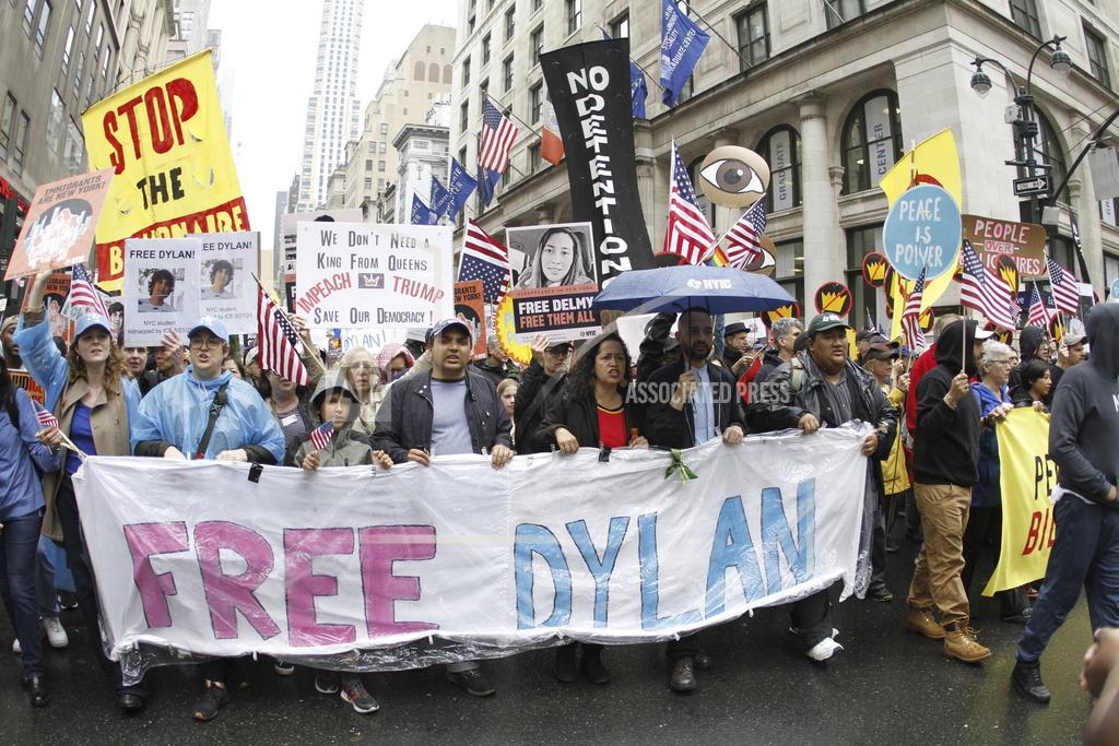 read_naveed's tweet image. Free Dylan ⨯ No Kings leading the march down Fifth Avenue in the rain!

@thenyic &amp;amp; partners demand the immediate release of our public school students, so they may return to their families &amp;amp; school communities.

nyic.org/2025/06/immigr…

#FreeDylan #NoKings #KeepFamiliesTogether