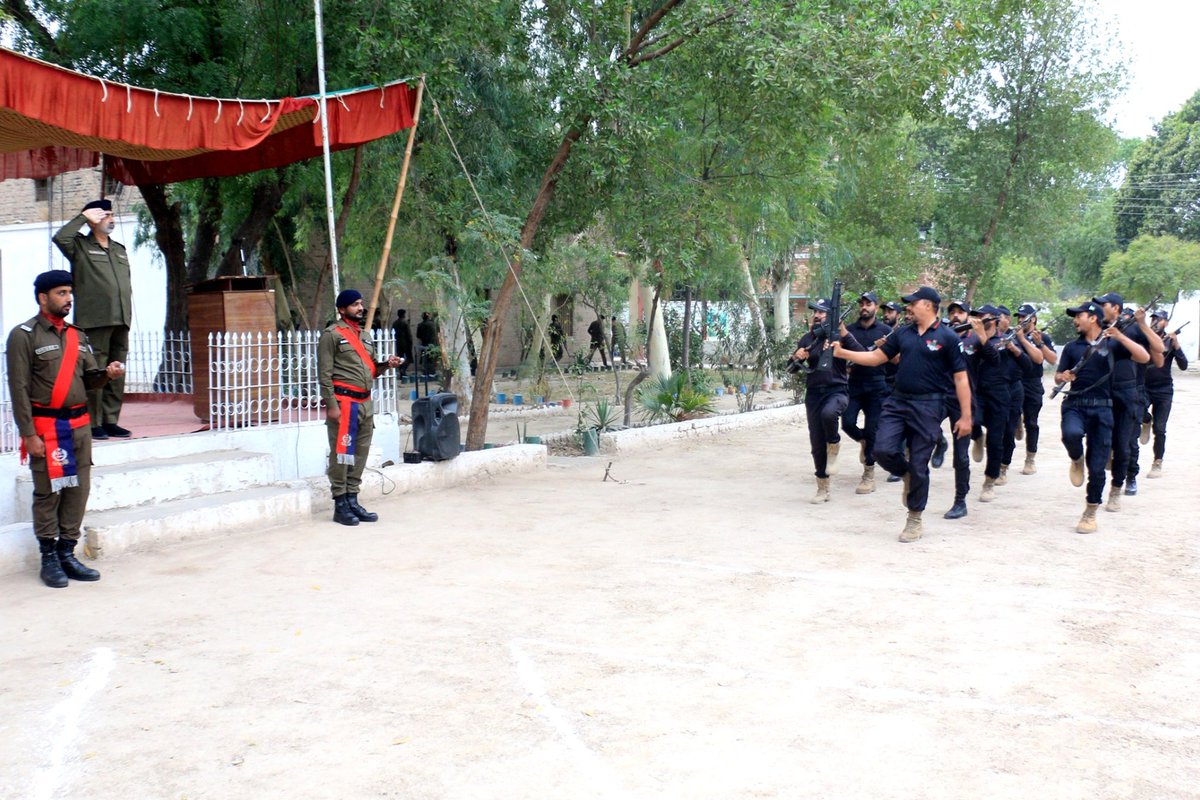 NankanaPolice's tweet photo. ڈی پی او ننکانہ کی ہدایت پر ڈسٹرکٹ پولیس لائن ننکانہ میں جنرل پریڈ کا انعقاد۔ ڈی ایس پی ہیڈ کوارٹر نصراللّہ بھٹی نے جنرل پریڈ میں سلامی لی۔ پریڈ کا معائنہ کیا، پولیس افسران و جوانوں کا ٹرن آؤٹ چیک کیا۔

#PunjabPolice #nankanapolice #dponankana #generalprade https://t.co/A7e4LEcJQ2