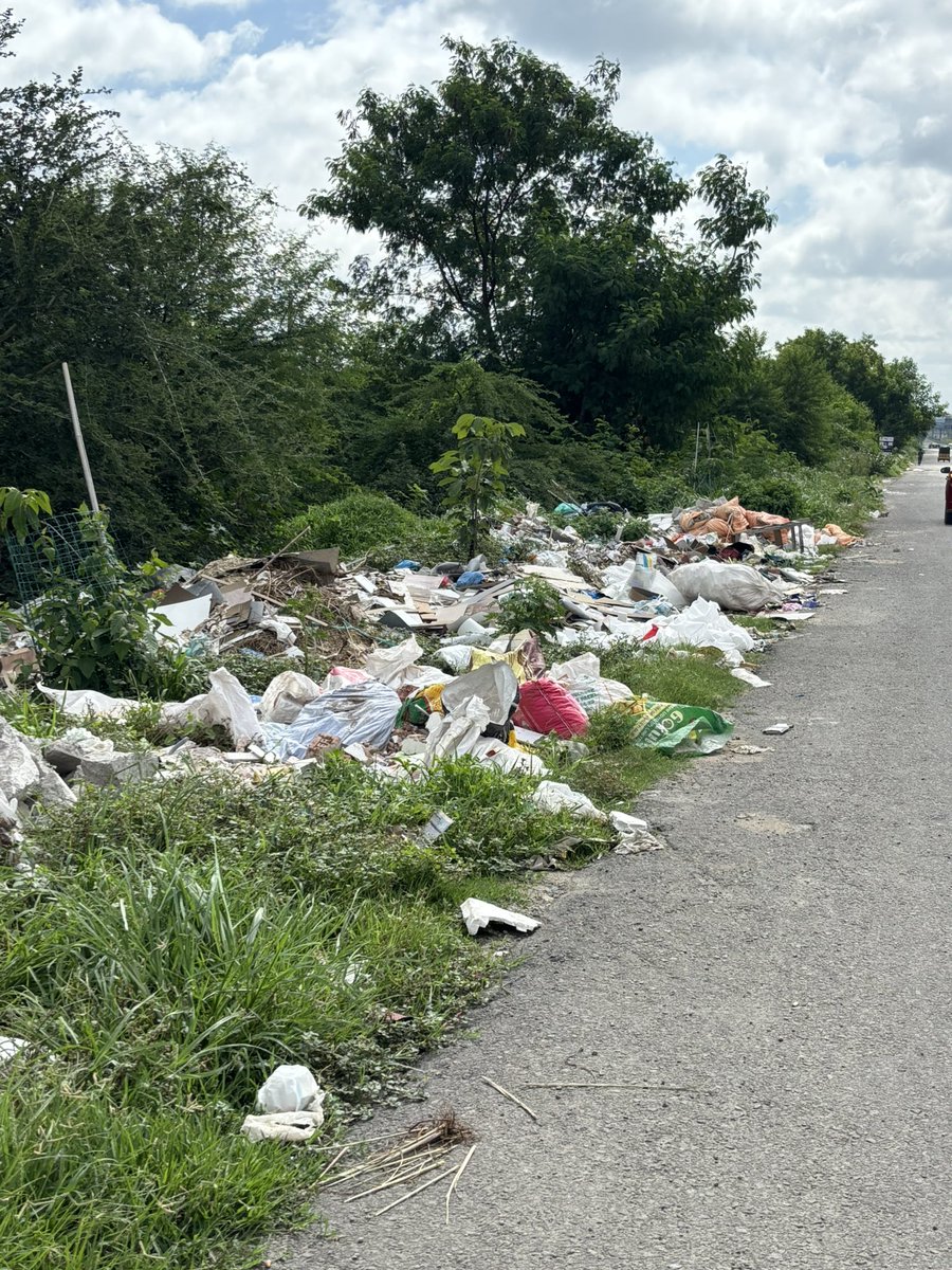 msreddy1211's tweet photo. Swachhata only in advertisement? ..RR7 road in Tellapur Muncipality @mctellapur becoming dumping yard ..why cannot fine offenders? @TellapurN @CollectorSan @CDMA_Municipal  @SwachSurvekshan @SwachhBharatGov @PMOIndia https://t.co/RwiAHy6HMn