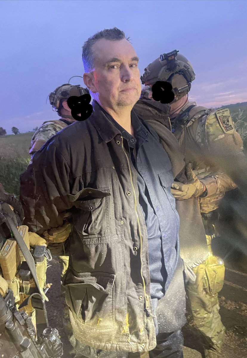 LidiaTerrazas's tweet image. VANCE BOELTER: About 11 hours after the shelter-in-place order in Sibley County we saw officers running into a field. Shortly after, we were asked to move back for our safety.
Boelter was detected by a drone and shortly after by a helicopter.