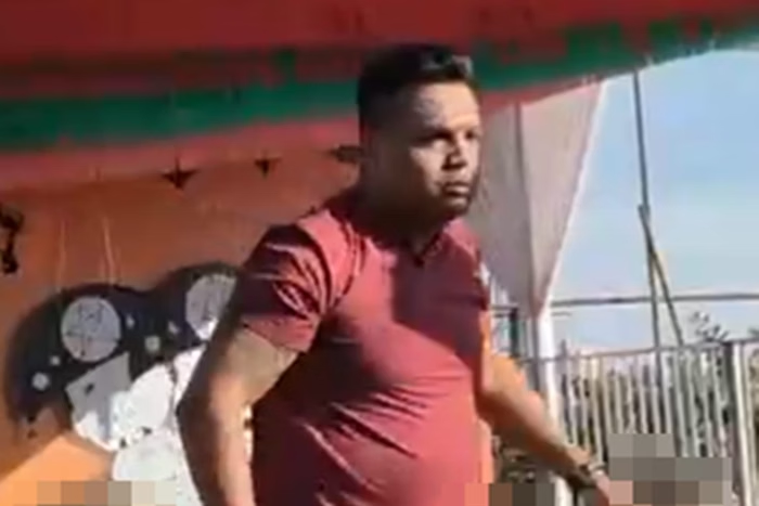 Metrópoles (@metropoles) on Twitter photo ➡️ Saiba quem é o homem que agrediu criança de 4 anos em festa junina
O analista de sistema Douglas Filipe Parisio Lima, de 41 anos, atacou uma criança de 4 anos e deu um tapa no rosto de uma agente de polícia
Leia na coluna Na Mira, de <a href="/carloscarone78/">Carlos Carone</a>: ➡️ Saiba quem é o homem que agrediu criança de 4 anos em festa junina
O analista de sistema Douglas Filipe Parisio Lima, de 41 anos, atacou uma criança de 4 anos e deu um tapa no rosto de uma agente de polícia
Leia na coluna Na Mira, de <a href="/carloscarone78/">Carlos Carone</a>: