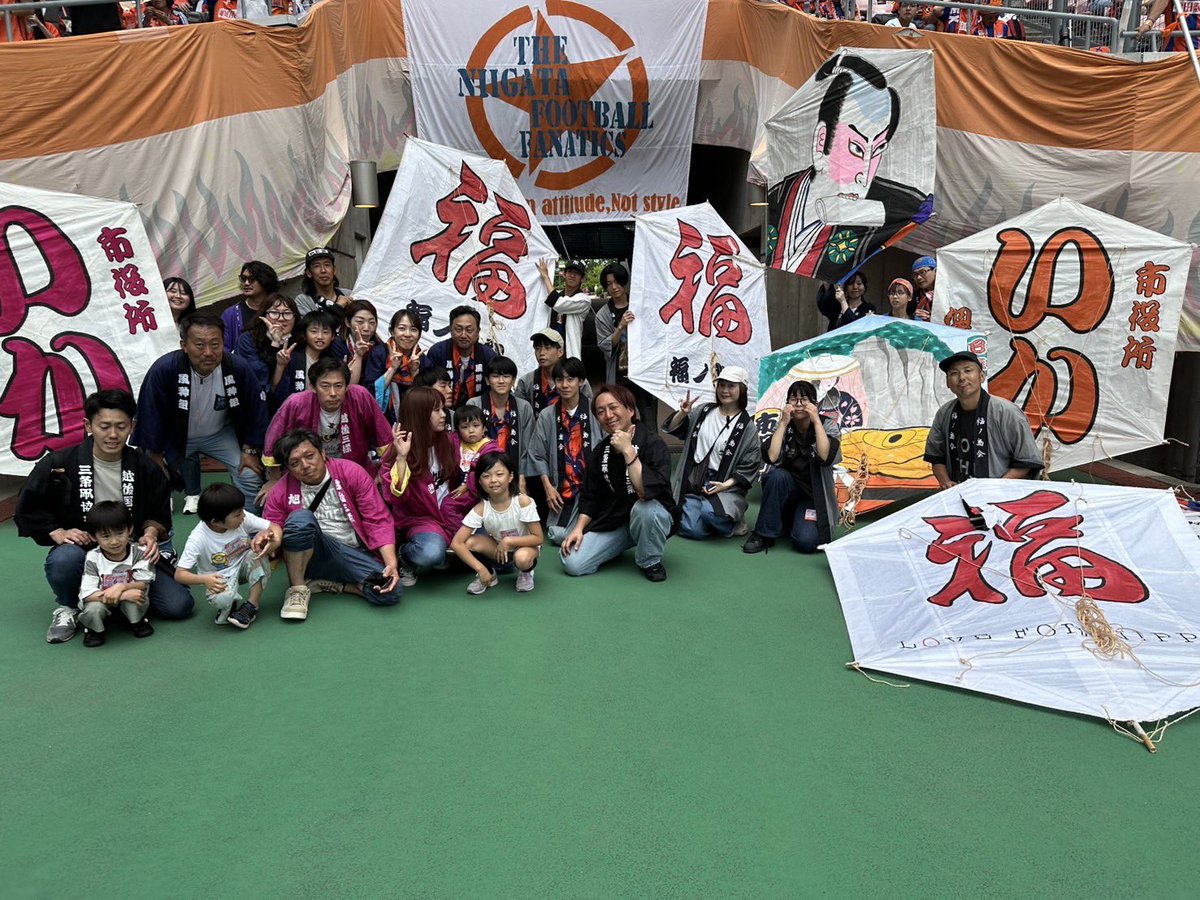 昨日のアルビレックス新潟vs横浜Fマリノスにて三条市PR出展として三条凧合戦がハーフタイム中にトラックを1周してきました！前回のホームゲーム初勝利のPR出展に続き、昨日も買ったどー👍#アルビレックス新潟