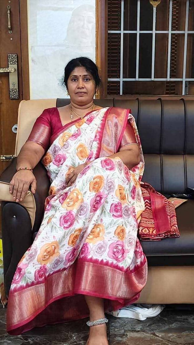 वह सामने से आ रहा था 
सब कुछ अच्छा चल रहा था
जैसे ही मैं नीचे झुकी मोहब्बत हो गई ......
😜😜😜😜