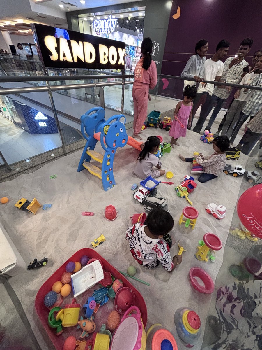 chetan_pagi's tweet image. 200 રૂપિયામાં વીસ મિનિટ રેતીમાં રમતું આ નગર મળે ન મળે….ધૂળ માટીમાં રમીને મોટી થયેલી પેઢી હવે પોતાના સંતાનોને પૈસા ખર્ચીને રેતીમાં રમવા બેસાડવા પડે છે. 😊 (તસવીર: નેક્સસ વન મૉલ, અમદાવાદ)