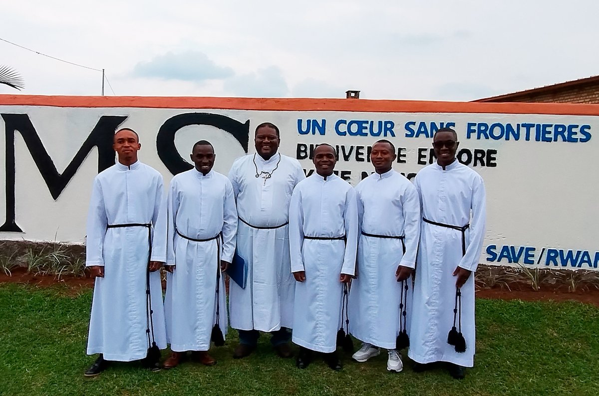 fms_champagnat's tweet photo. 📍Rwanda
During the feast of Saint Marcellin Champagnat, five young men professed their first vows as #MaristBrothers, representing the Province of East-Central Africa.
🔗https://t.co/qxZAH2lxJZ
#FirstVows #MaristsOfChampagnat https://t.co/DM0LwAHm2u