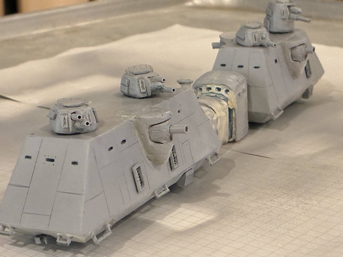puchipredator's tweet image. #天空の城ラピュタ #装甲機関車
まだ装甲機関車を作ってます。
スジボリしたり、小さなパーツ作って付けたり、けずったりしてます。
橋を作りたいのですが
次はリベットかライトを付けます。