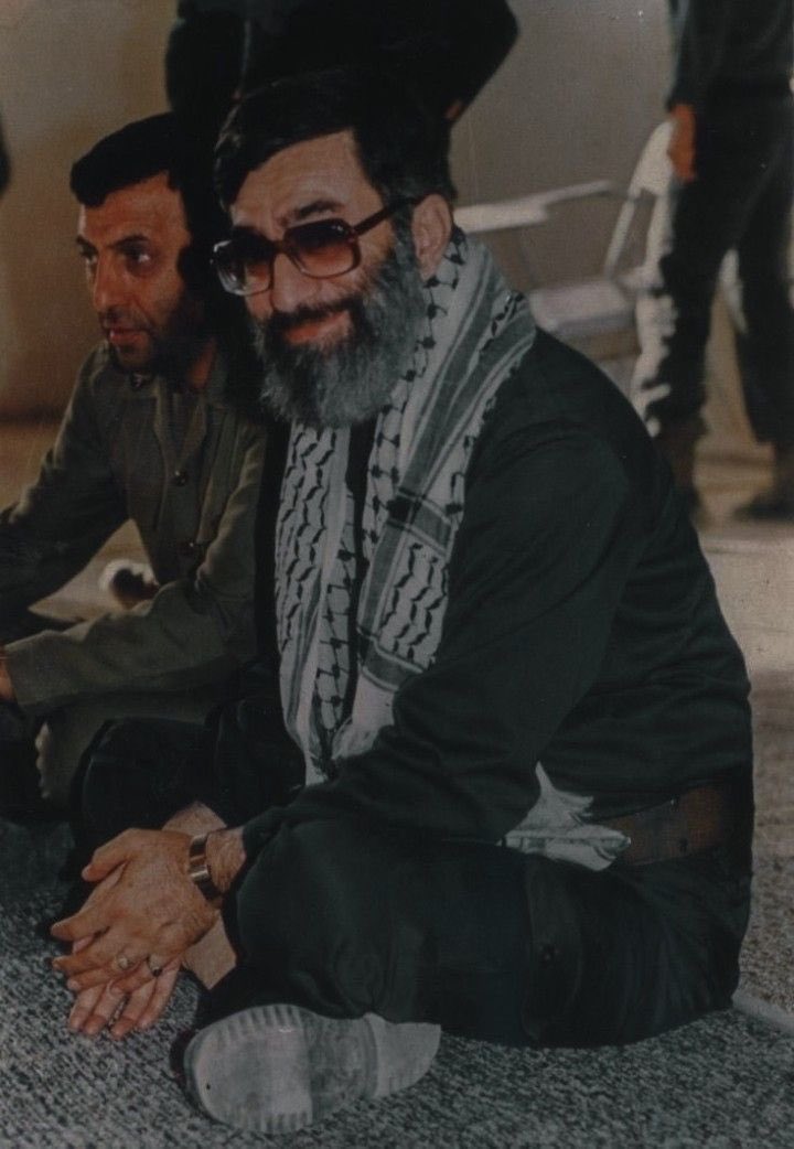 Göz göre göre yapılan bütün yanlışların arasında pusula gibi duran bir rehberimiz var elimizde. Herkes konuşuyor ama o sadece yol gösteriyor ve yolunu şehitleriyle taçlandırıp çizgisini şereflendiriyor. Farkı da tam burada zaten. Yani; Zaman zehir ve cefayla doluyken, sen kevser