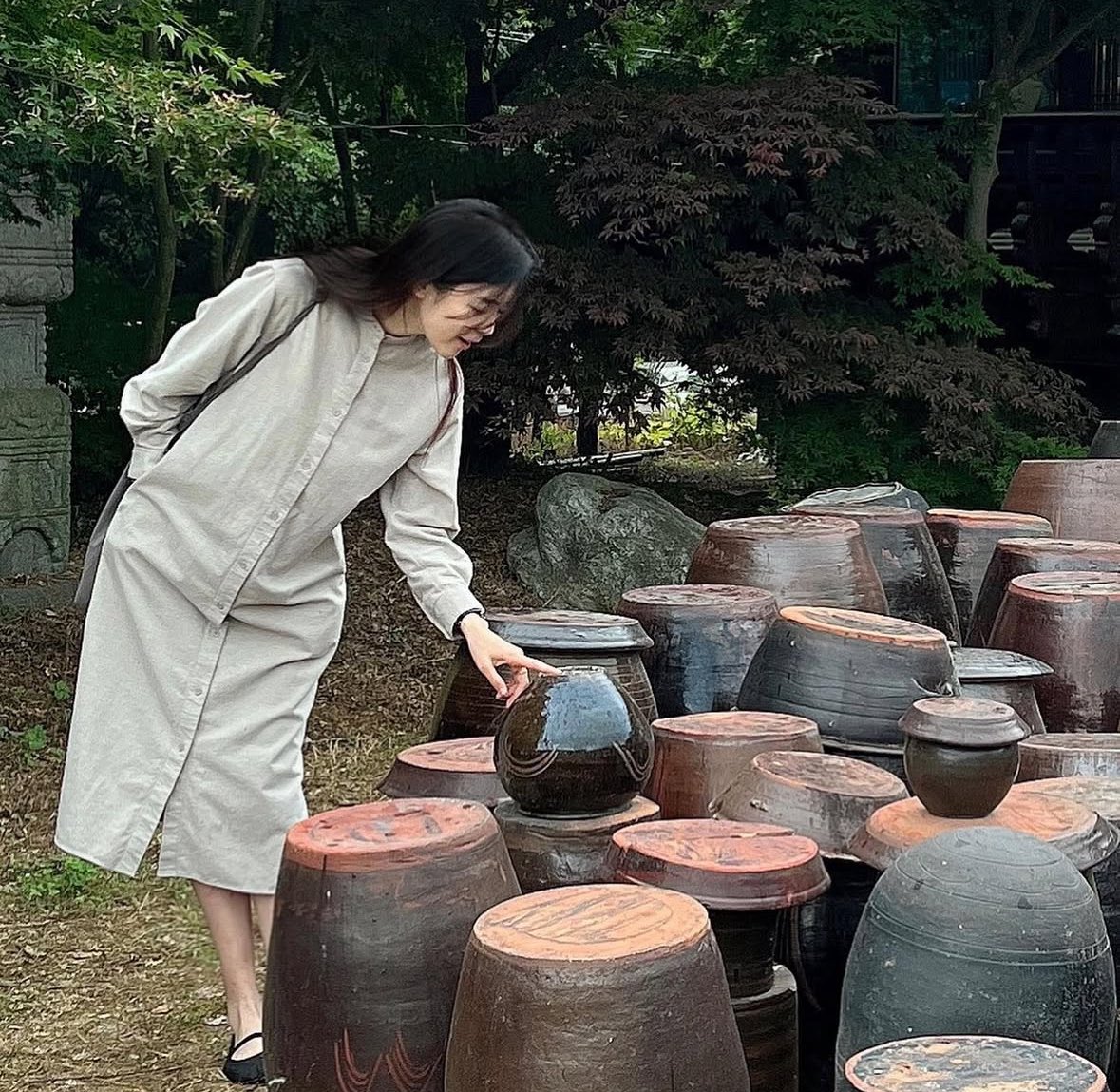 라인 하나도 없는 통원피스 입고 맨발로 메리제인을 신은 여자.... 귀하다