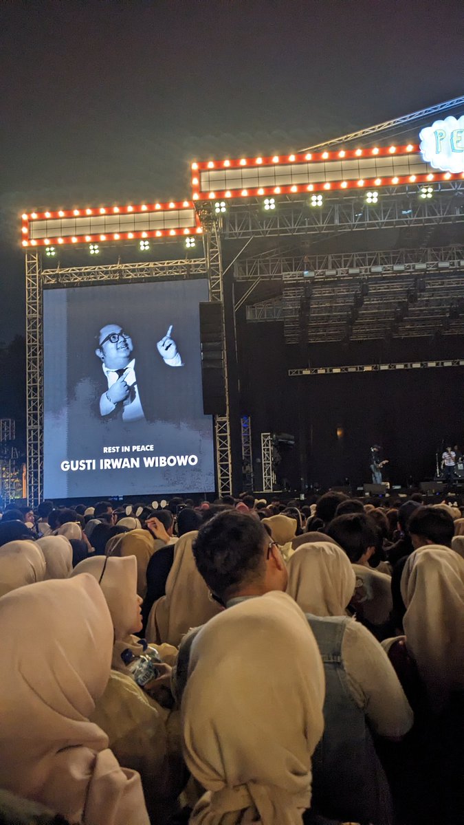 _Sukrin's tweet photo. Tanggal 1 Juni 2022 nonton "Diamuk Masa" embrio Skit di depan galeri kampus dengan panggung kecil dan gimik gila kemarin 15 Juni 2025 nonton @theskitjiwa di Latihan Pestapora dgn panggung yg gede dan masih saja gila hahaha. THE SKIT Siap industri musik ::) Turut senang #exox https://t.co/leHEPjhjjG