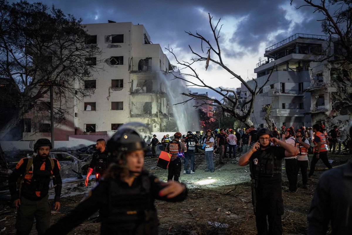 🇮🇱 TEL AVIV WAKES TO RUBBLE AFTER IRANIAN MISSILE STRIKE

Streets are lined with debris as residents search for loved ones and assess what’s left.

Emergency crews moved through shattered buildings in central Tel Aviv, while nearby Petah Tikva showed similar scenes of