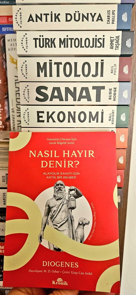 🟥 “Gölge etme, başka ihsan istemem!”

Köpeksi bir bilgelik… Fıçısından tüm dünyaya hayır diyerek meydan okuyan bir filozof: Diogenes.

🪬 Kronik Kitap’ın Antik Bilgelik Serisi içinde yer alan “Nasıl Hayır Denir?”, yalnızca bir felsefe kitabı değil, aynı zamanda bugünün