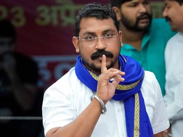 अगर आप शतरंज खेलते हो तो आपको पता होता है कि सामने वाला खिलाड़ी भी प्यादे लेकर बैठा है। अपनी चाल ज़रूर चलेगा।

लेकिन प्यादे? प्यादों को प्यादा होने का एहसास भी नहीं होता। 

शह और मात के इस खेल में चन्द्र शेखर एक ऐसे खिलाड़ी है जिसने एक प्यादे को खिलाड़ी समझ लिया था। 

बाकि गवारी