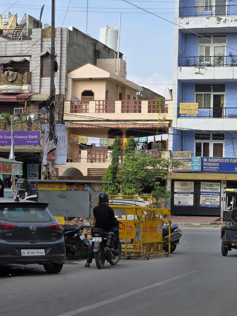 PremKrishanJain's tweet photo. Obstruction to traffic by the fake Delhi Police barricades
At Balaji Shake Wala,
Junction of Mahatma Buddha Marg and Maharaja Agrasen Marg, Sector 3, Rohini, New Delhi 110085.
Half road is blocked permanently on a busy junction on both sides. https://t.co/BXM1IzZzc9