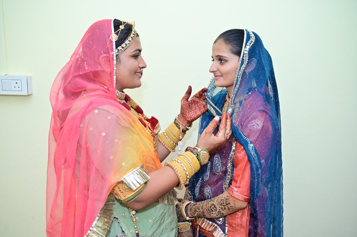 इतना आसान नहीं है इस घुंघट को संभालना,
 इस पर दो परिवारों की इज्जत का बोझ होता है ।।